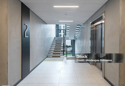 Terrazzoboden in einem Treppenhaus mit Aufzug