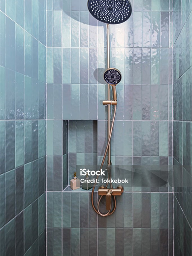 Dusche mit grün glasierten Wandfliesen