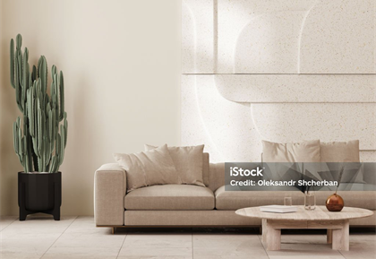 Heller Wohnraum mit Sofa auf durchgehendem Fliesenboden